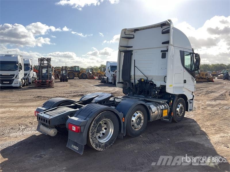 Iveco Stralis 460 LNG 6x2 Tri/A Sleeper Truck Tractor 中古トラクターヘッド | トレーラーヘッド