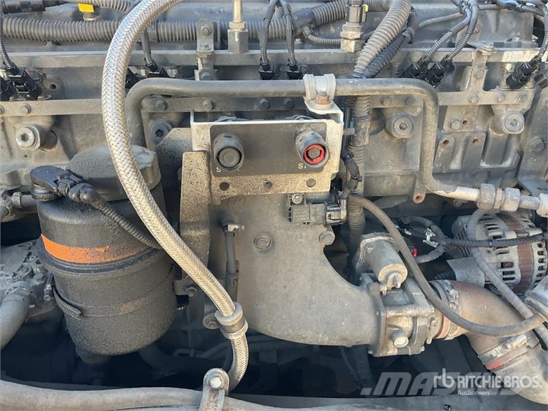 Iveco Stralis 460 LNG 6x2 Tri/A Sleeper Truck Tractor 中古トラクターヘッド | トレーラーヘッド