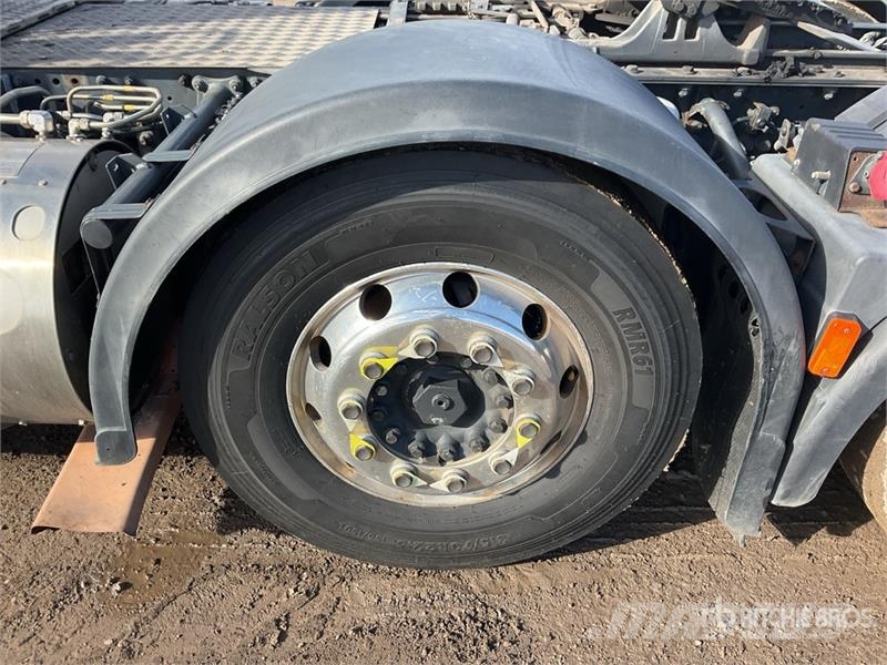 Iveco Stralis 460 LNG 6x2 Tri/A Sleeper Truck Tractor 中古トラクターヘッド | トレーラーヘッド
