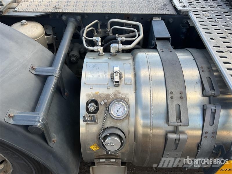 Iveco Stralis 460 LNG 6x2 Tri/A Sleeper Truck Tractor 中古トラクターヘッド | トレーラーヘッド