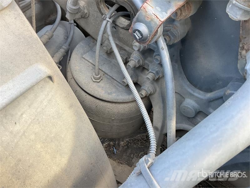 Iveco Stralis 460 LNG 6x2 Tri/A Sleeper Truck Tractor 中古トラクターヘッド | トレーラーヘッド