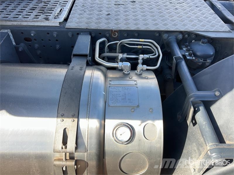 Iveco Stralis 460 LNG 6x2 Tri/A Sleeper Truck Tractor 牵引车