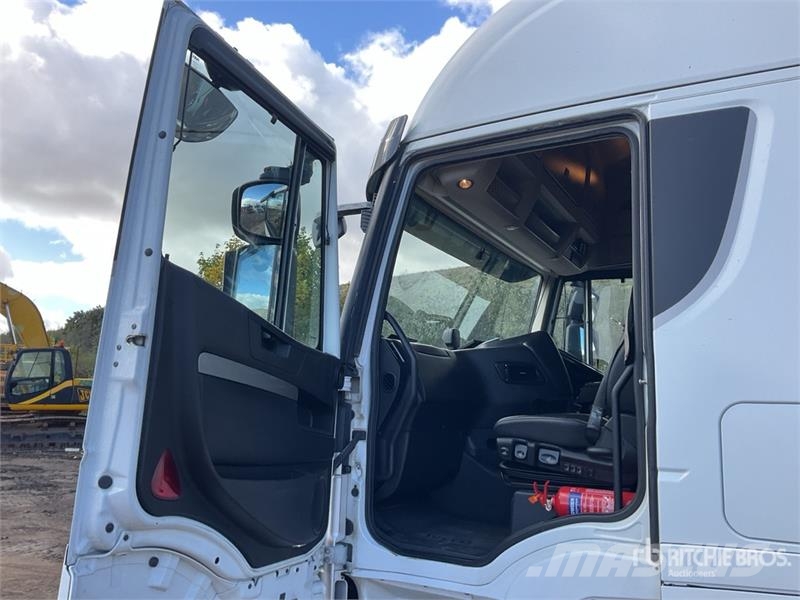 Iveco Stralis 460 LNG 6x2 Tri/A Sleeper Truck Tractor 中古トラクターヘッド | トレーラーヘッド