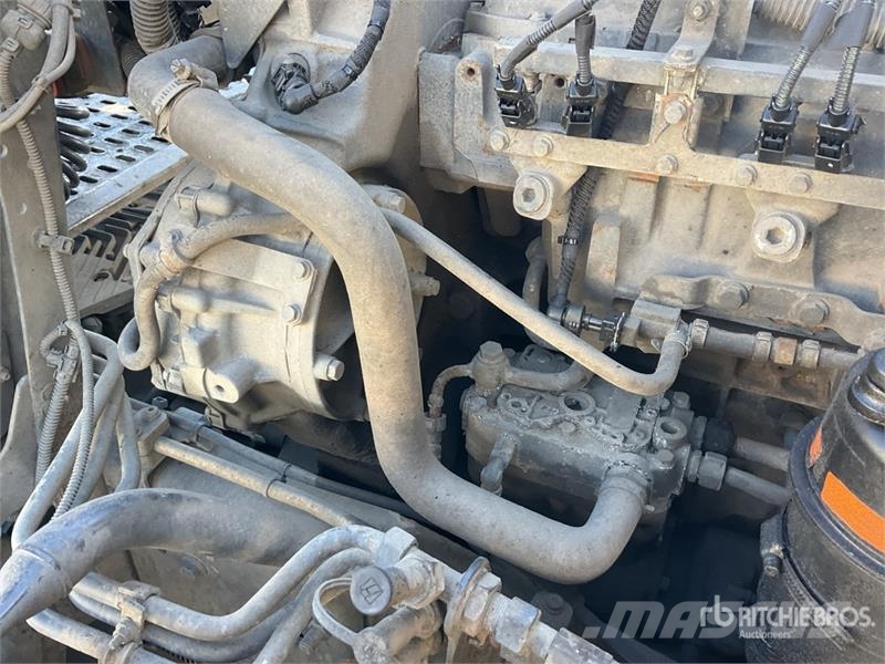 Iveco Stralis 460 LNG 6x2 Tri/A Sleeper Truck Tractor 中古トラクターヘッド | トレーラーヘッド