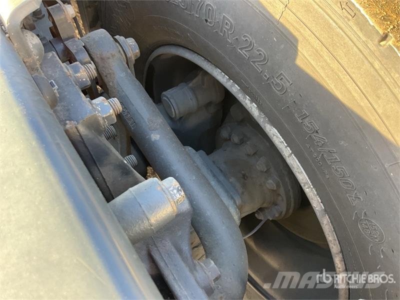 Iveco Stralis 460 LNG 6x2 Tri/A Sleeper Truck Tractor 牵引车