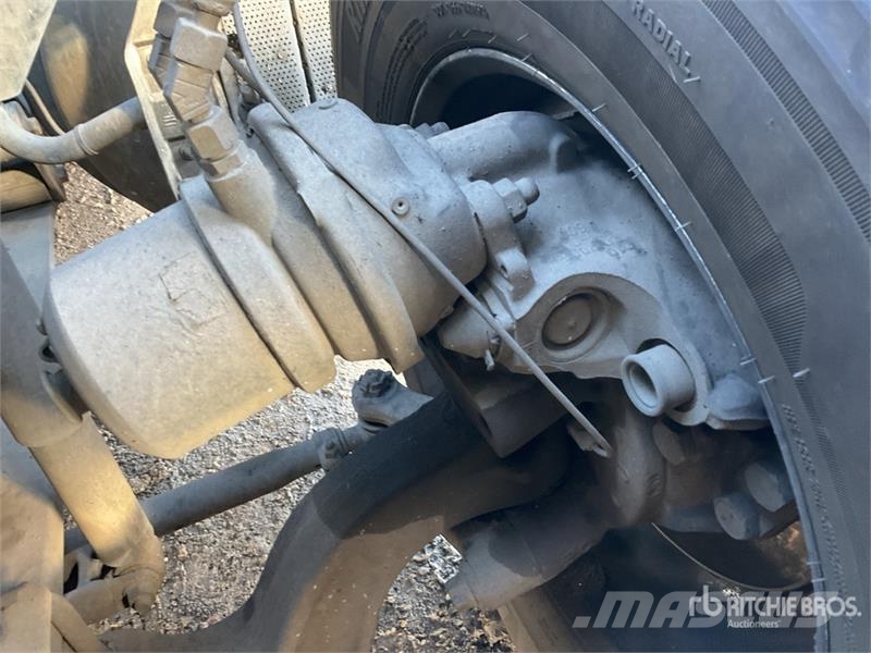 Iveco Stralis 460 LNG 6x2 Tri/A Sleeper Truck Tractor 中古トラクターヘッド | トレーラーヘッド