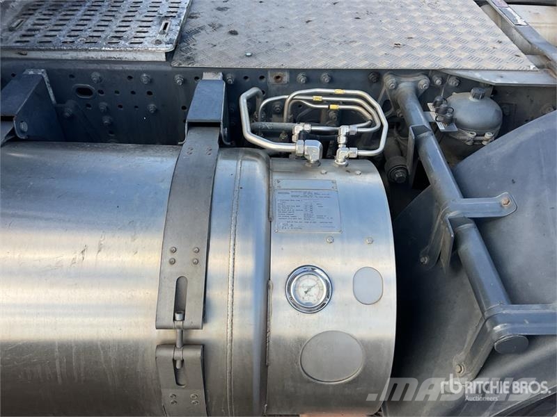 Iveco Stralis 460 LNG 6x2 Tri/A Sleeper Truck Tractor 中古トラクターヘッド | トレーラーヘッド