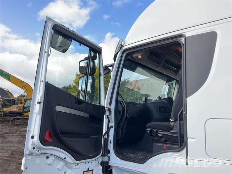 Iveco Stralis 460 LNG 6x2 Tri/A Sleeper Truck Tractor 牵引车