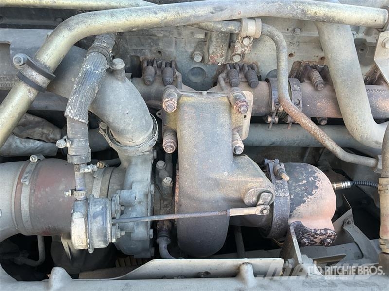 Iveco Stralis 460 LNG 6x2 Tri/A Sleeper Truck Tractor 中古トラクターヘッド | トレーラーヘッド