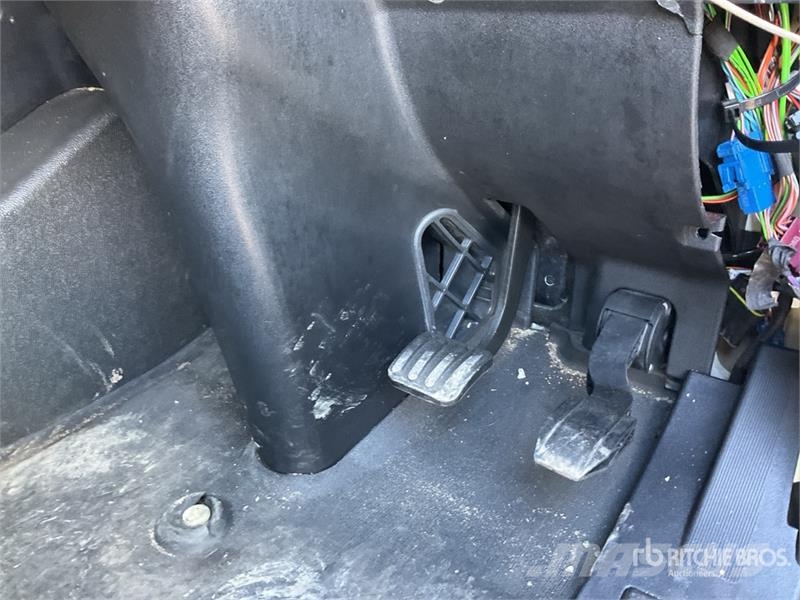 Iveco Stralis 460 LNG 6x2 Tri/A Sleeper Truck Tractor 中古トラクターヘッド | トレーラーヘッド