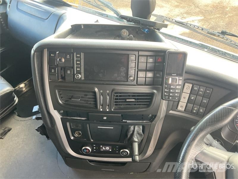 Iveco Stralis 460 LNG 6x2 Tri/A Sleeper Truck Tractor 中古トラクターヘッド | トレーラーヘッド