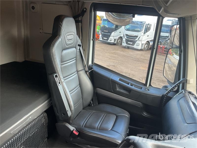 Iveco Stralis 460 LNG 6x2 Tri/A Sleeper Truck Tractor 中古トラクターヘッド | トレーラーヘッド