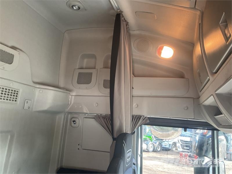 Iveco Stralis 460 LNG 6x2 Tri/A Sleeper Truck Tractor 牵引车