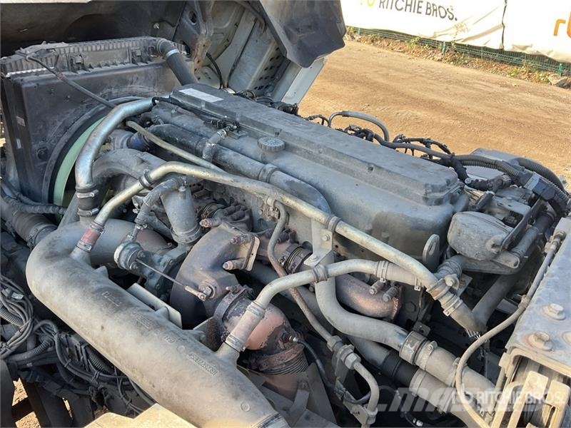 Iveco Stralis 460 LNG 6x2 Tri/A Sleeper Truck Tractor 中古トラクターヘッド | トレーラーヘッド