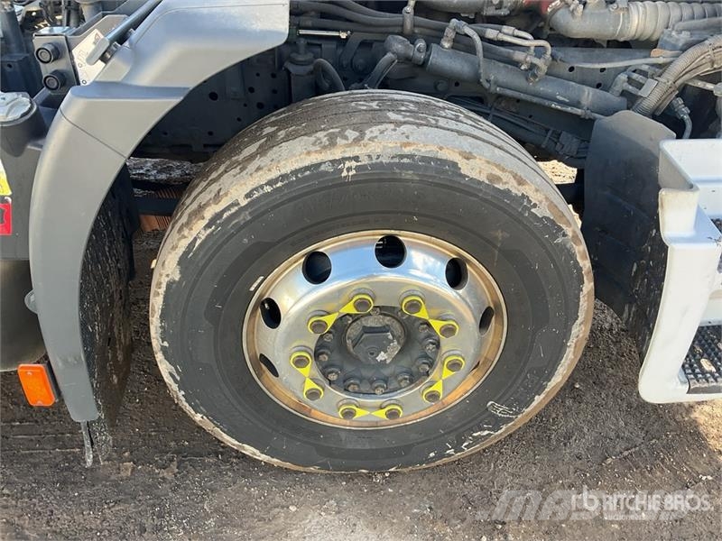 Iveco Stralis 460 LNG 6x2 Tri/A Sleeper Truck Tractor 牵引车