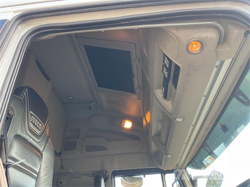 Iveco Stralis 460 LNG 6x2 Tri/A Sleeper Truck Tractor 中古トラクターヘッド | トレーラーヘッド