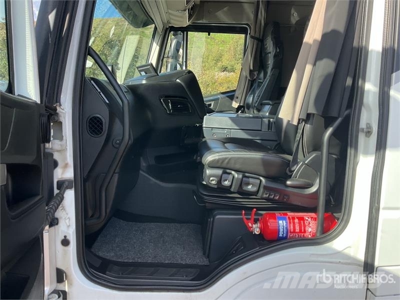 Iveco Stralis 460 LNG 6x2 Tri/A Sleeper Truck Tractor 牵引车