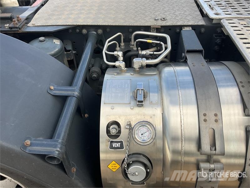 Iveco Stralis 460 LNG 6x2 Tri/A Sleeper Truck Tractor 牵引车