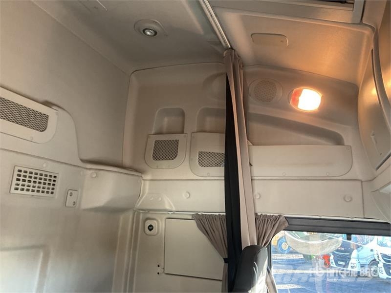 Iveco Stralis 460 LNG 6x2 Tri/A Sleeper Truck Tractor 牵引车