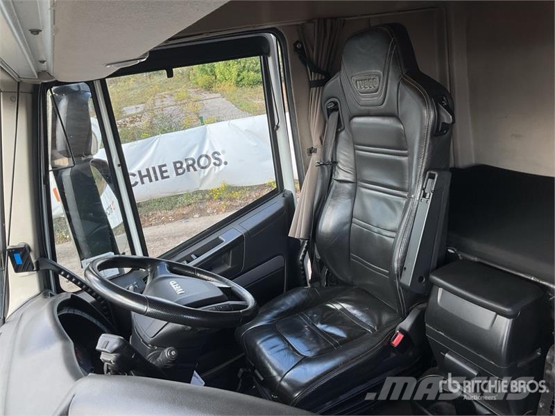 Iveco Stralis 460 LNG 6x2 Tri/A Sleeper Truck Tractor 中古トラクターヘッド | トレーラーヘッド