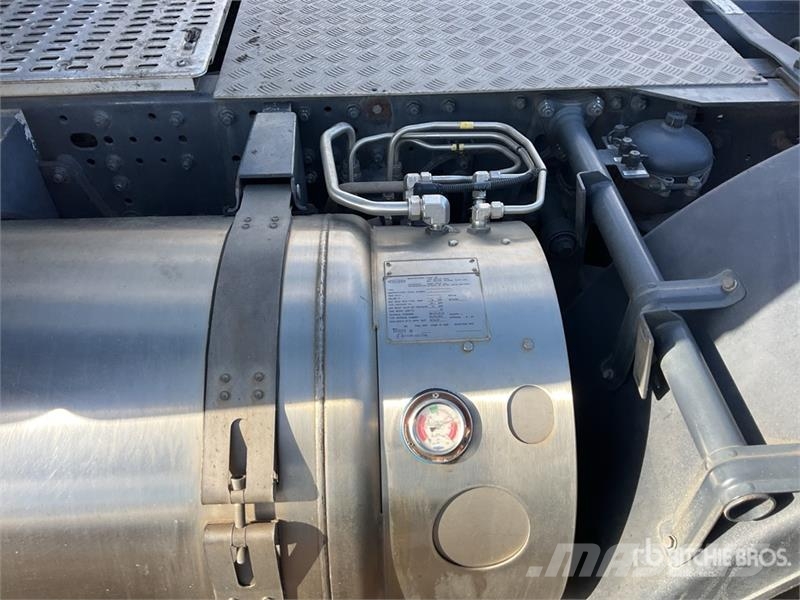 Iveco Stralis 460 LNG 6x2 Tri/A Sleeper Truck Tractor 牵引车