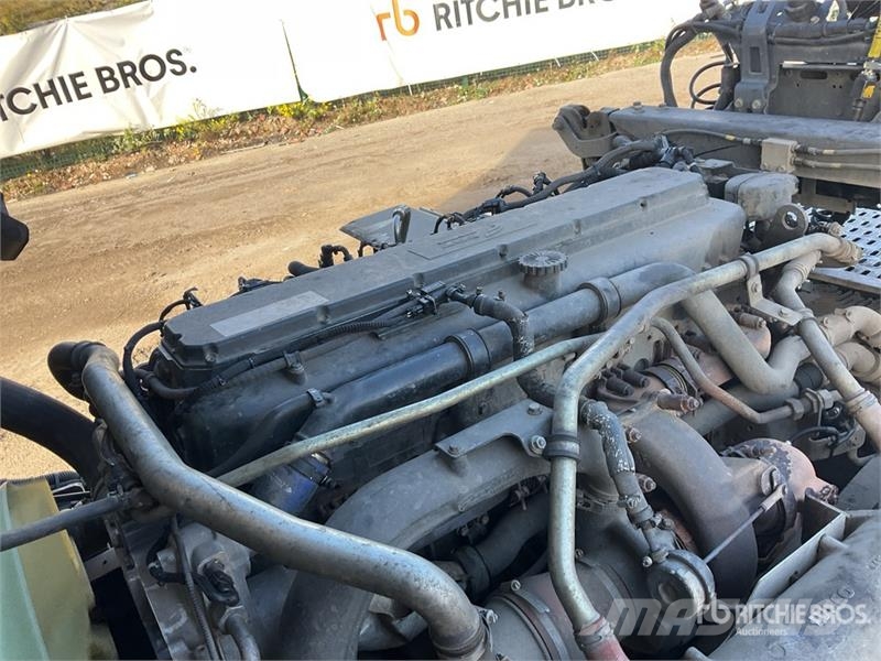 Iveco Stralis 460 LNG 6x2 Tri/A Sleeper Truck Tractor 中古トラクターヘッド | トレーラーヘッド