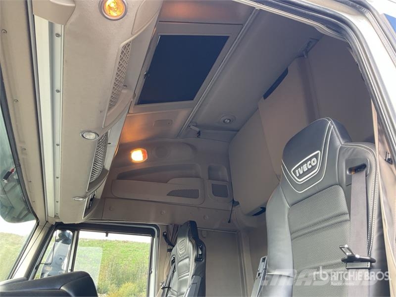 Iveco Stralis 460 LNG 6x2 Tri/A Sleeper Truck Tractor 中古トラクターヘッド | トレーラーヘッド