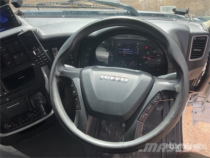 Iveco Stralis 460 LNG 6x2 Tri/A Sleeper Truck Tractor 牵引车