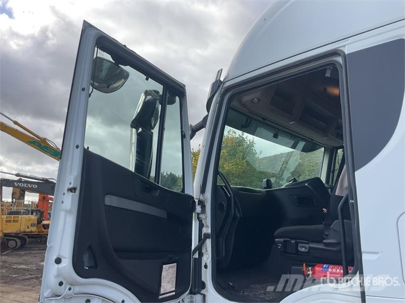 Iveco Stralis 460 LNG 6x2 Tri/A Sleeper Truck Tractor 牵引车
