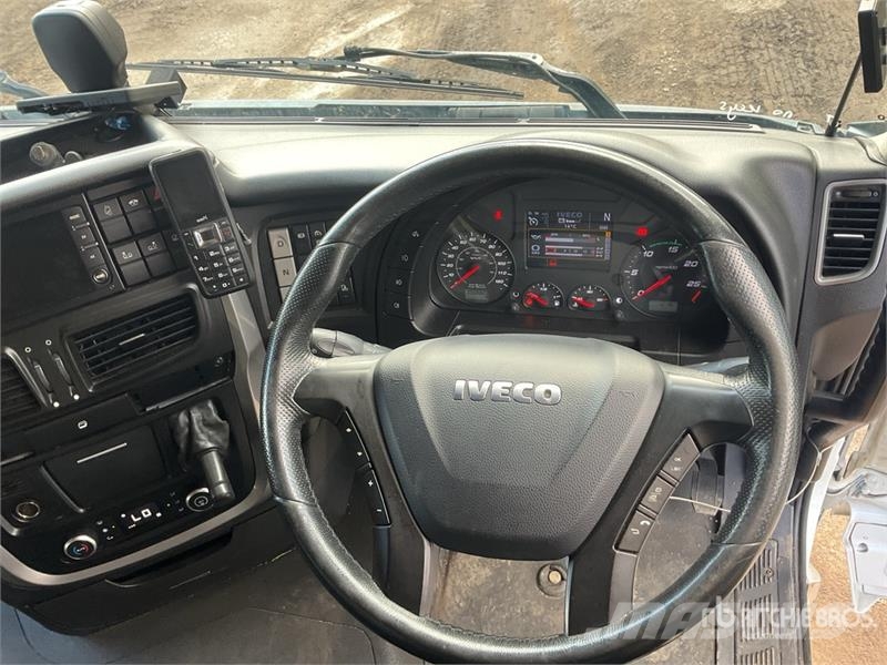 Iveco Stralis 460 LNG 6x2 Tri/A Sleeper Truck Tractor 中古トラクターヘッド | トレーラーヘッド