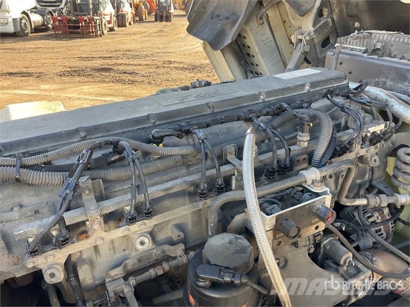 Iveco Stralis 460 LNG 6x2 Tri/A Sleeper Truck Tractor 中古トラクターヘッド | トレーラーヘッド