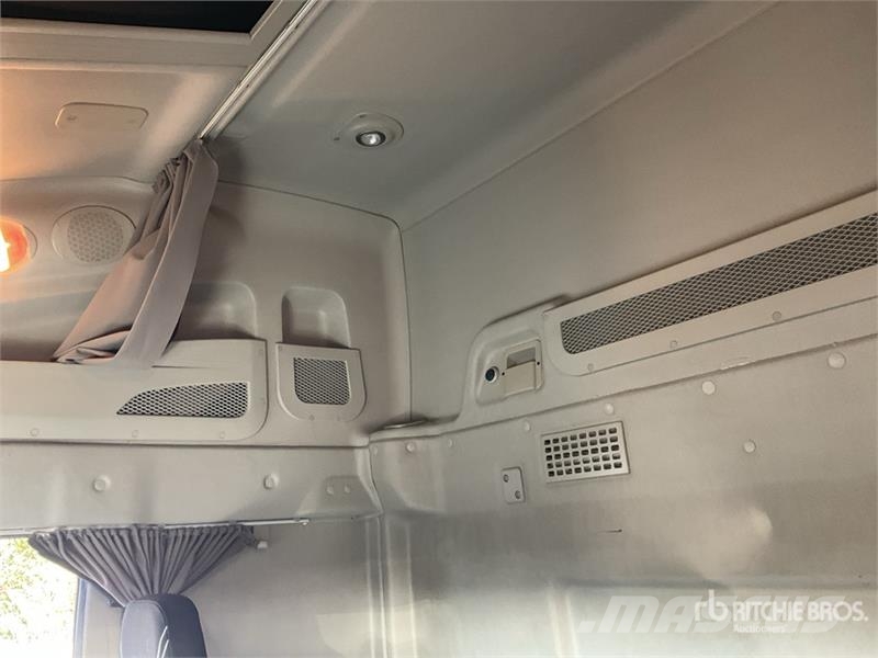 Iveco Stralis 460 LNG 6x2 Tri/A Sleeper Truck Tractor 牵引车