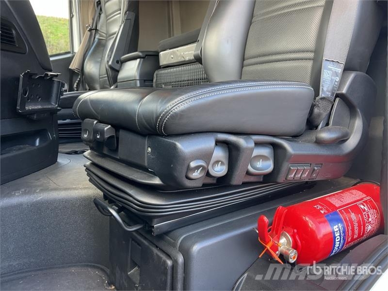Iveco Stralis 460 LNG 6x2 Tri/A Sleeper Truck Tractor 中古トラクターヘッド | トレーラーヘッド