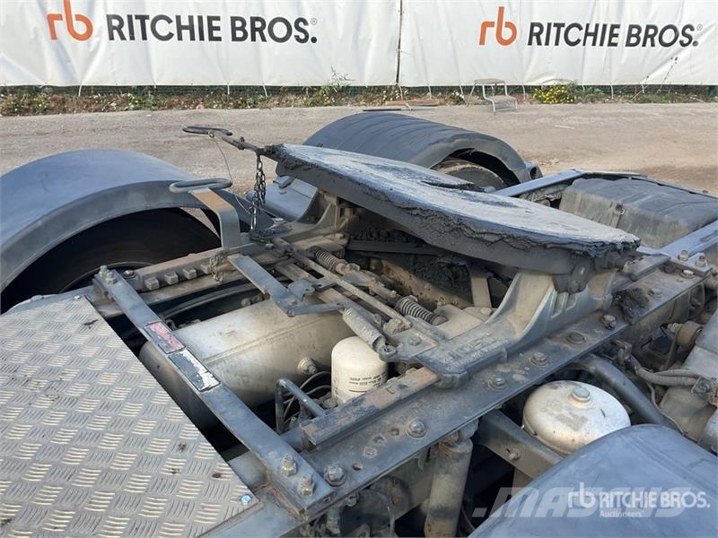 Iveco Stralis 460 LNG 6x2 Tri/A Sleeper Truck Tractor 中古トラクターヘッド | トレーラーヘッド