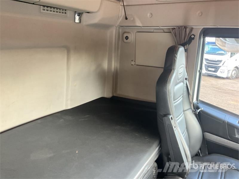 Iveco Stralis 460 LNG 6x2 Tri/A Sleeper Truck Tractor 中古トラクターヘッド | トレーラーヘッド