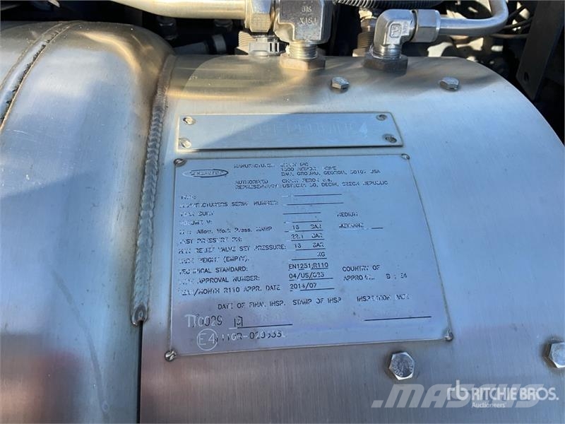 Iveco Stralis 460 LNG 6x2 Tri/A Sleeper Truck Tractor 牵引车