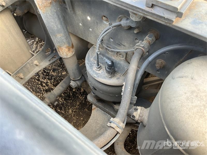 Iveco Stralis 460 LNG 6x2 Tri/A Sleeper Truck Tractor 中古トラクターヘッド | トレーラーヘッド