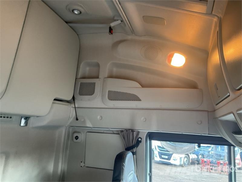 Iveco Stralis 460 LNG 6x2 Tri/A Sleeper Truck Tractor 中古トラクターヘッド | トレーラーヘッド