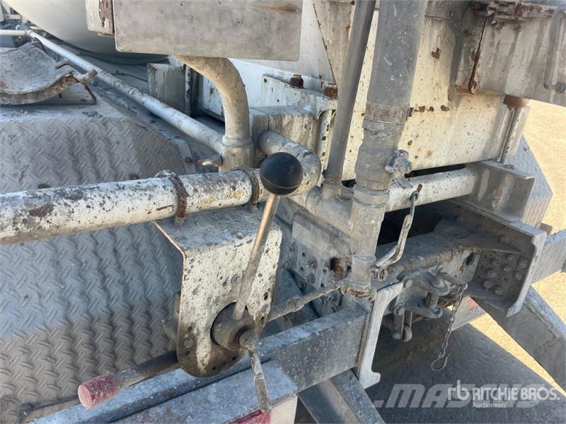 Iveco Trakker 400 8x4 Twin-Steer Mixer Truck Camiones de concreto