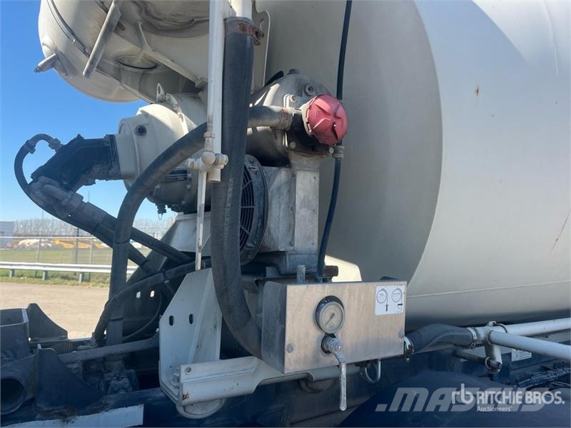 Iveco Trakker 400 8x4 Twin-Steer Mixer Truck Camiones de concreto