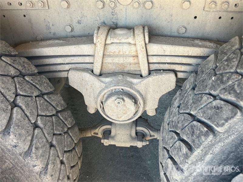 Iveco Trakker 400 8x4 Twin-Steer Mixer Truck Camiones de concreto