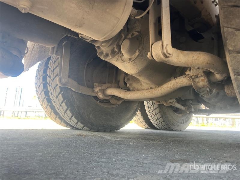 Iveco Trakker 400 8x4 Twin-Steer Mixer Truck Camiones de concreto