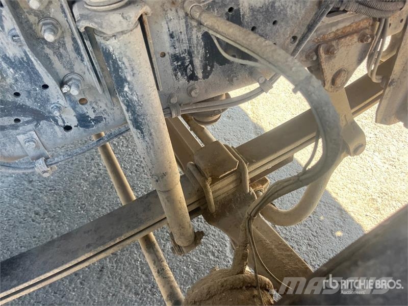 Iveco Trakker 400 8x4 Twin-Steer Mixer Truck Camiones de concreto