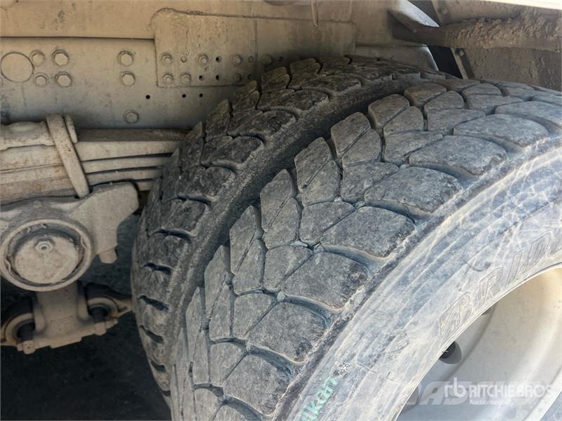 Iveco Trakker 400 8x4 Twin-Steer Mixer Truck Camiones de concreto