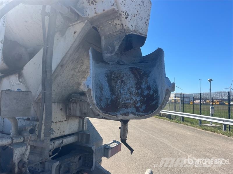 Iveco Trakker 400 8x4 Twin-Steer Mixer Truck Camiones de concreto