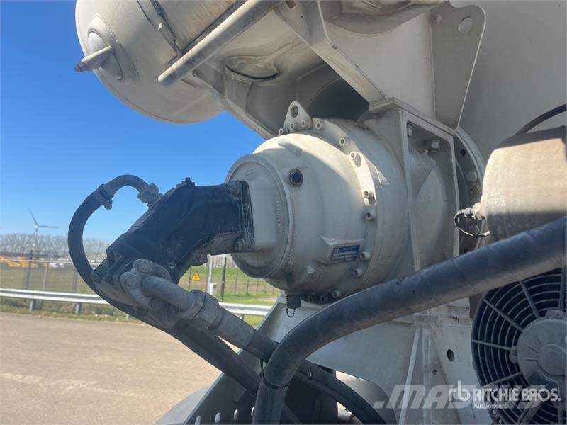 Iveco Trakker 400 8x4 Twin-Steer Mixer Truck Camiones de concreto