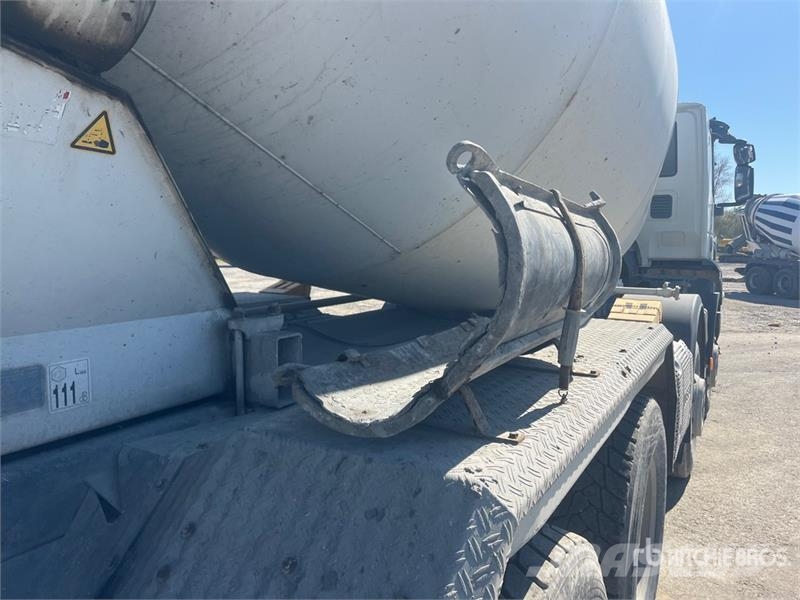 Iveco Trakker 400 8x4 Twin-Steer Mixer Truck Camiones de concreto