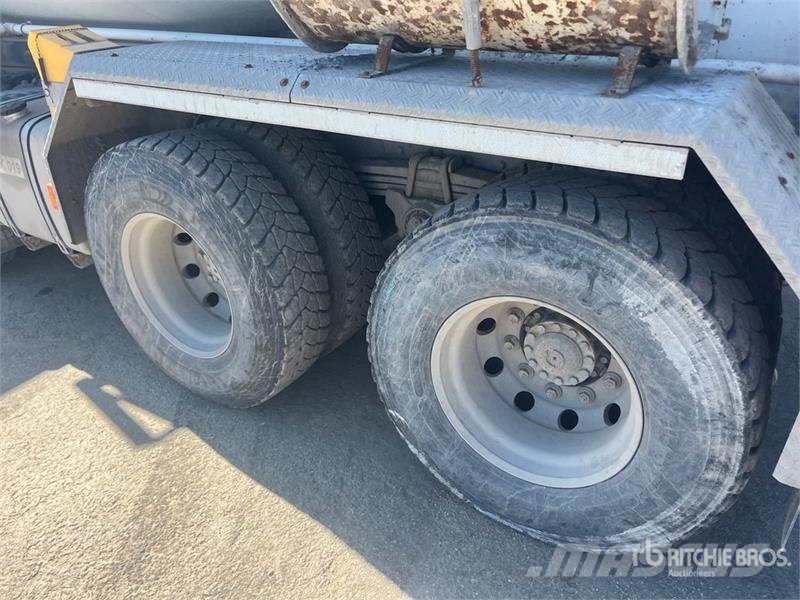 Iveco Trakker 400 8x4 Twin-Steer Mixer Truck Camiones de concreto