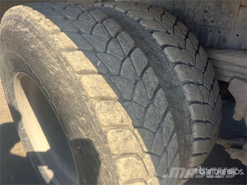 Iveco Trakker 400 8x4 Twin-Steer Mixer Truck Camiones de concreto