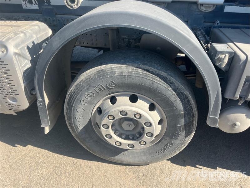 Iveco Trakker 400 8x4 Twin-Steer Mixer Truck Camiones de concreto
